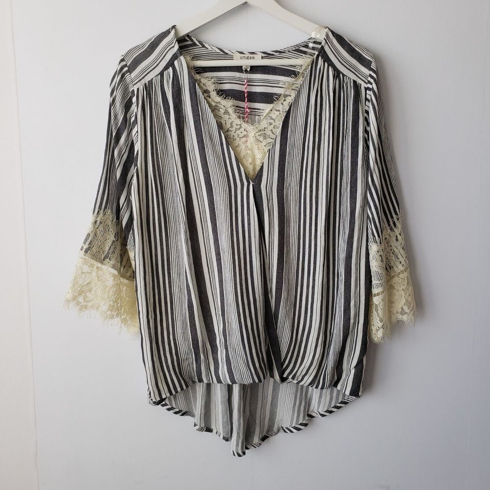 umgee short sleeve striped lace v-neck top size S